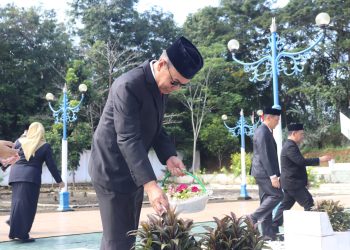 WUJUD SEMANGAT KEBANGSAAN DAN PERSATUAN, PEMKAB HSS LAKSANAKAN ZIARAH MAKAM DAN TABUR BUNGA