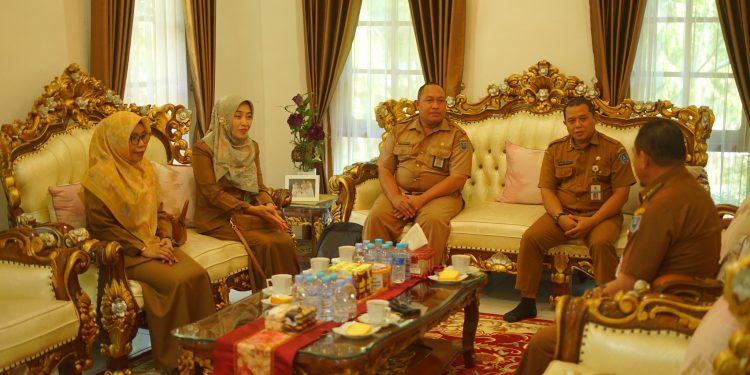 PJ. BUPATI HSS TERIMA KUNJUNGAN PANITIA PELAKSANA PENGUKUHAN KELAS IX SMP SE-KABUPATEN HSS