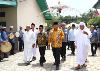 SHOLAT DZUHUR BERSAMA PARA SISWA, PJ. BUPATI AKAN BANTU UNTUK PERBAIKAN MUSHOLLA MAN 1 KANDANGAN