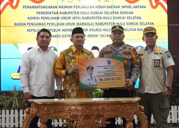 PENYERAHAN DANA HIBAH UANG PELAKSANAAN PEMILU KEPALA DAERAH TAHAP II TAHUN 2024 OLEH PJ BUPATI HULU SUNGAI SELATAN KE LEMBAGA TERKAIT