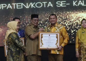 PJ BUPATI HSS TERIMA PENGHARGAAN PRESTASI DALAM TATA KELOLA PEMERINTAHAN DI KALSEL