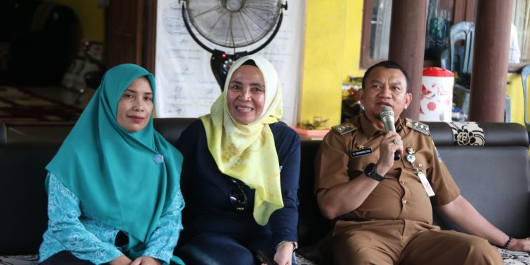 SUKSESKAN PASAR MURAH 2 DESA DI KECAMATAN KALUMPANG, PJ BUPATI & PJ KETUA TP PKK KAB HSS TINJAU PELAKSANAANNYA