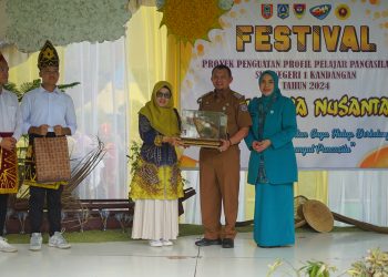 SENI DAN BUDAYA MERIAHKAN FESTIVAL PANEN RAYA NUSANTARA DI SMA NEGERI 1 KANDANGAN