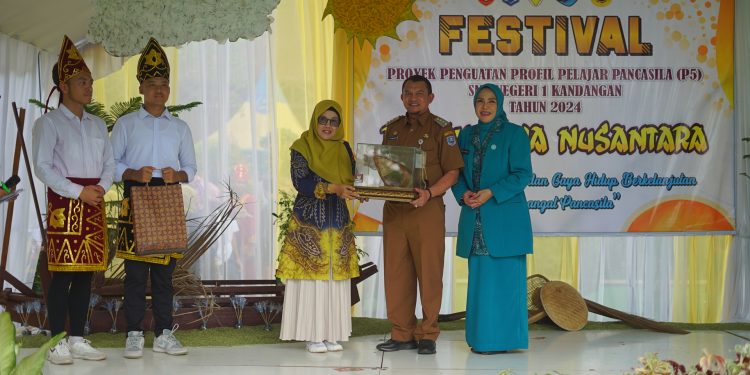 SENI DAN BUDAYA MERIAHKAN FESTIVAL PANEN RAYA NUSANTARA DI SMA NEGERI 1 KANDANGAN