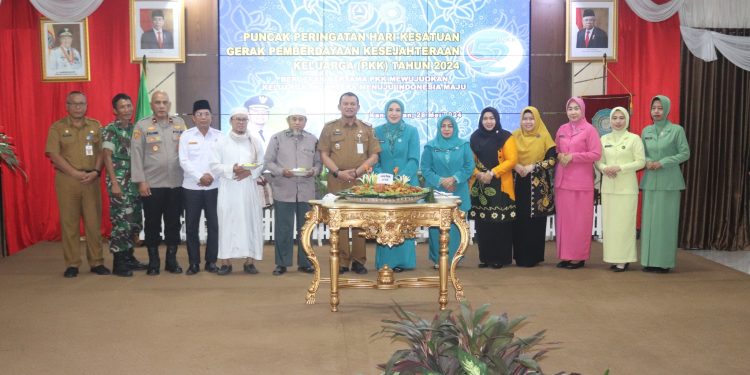 HADIRI PUNCAK PERINGATAN HKG KE-52, PJ. BUPATI HSS HARAPKAN SEMANGAT PENGEMBANGAN KREASI DAN KREATIVITAS DALAM PEMBERDAYAAN KELUARGA