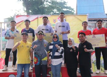 PENUTUPAN KEJUARAAN TARKAM 2024 HSS, PJ BUPATI SERAHKAN HADIAH KEPADA PARA PEMENANG