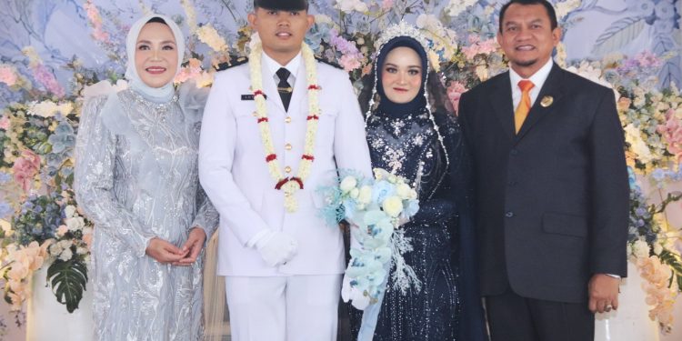 PIMPIN UPACARA TRADISI PERNIKAHAN PURNA PRAJA, PJ. BUPATI UCAPKAN SELAMAT KEPADA LUTHFI DAN SYLVA