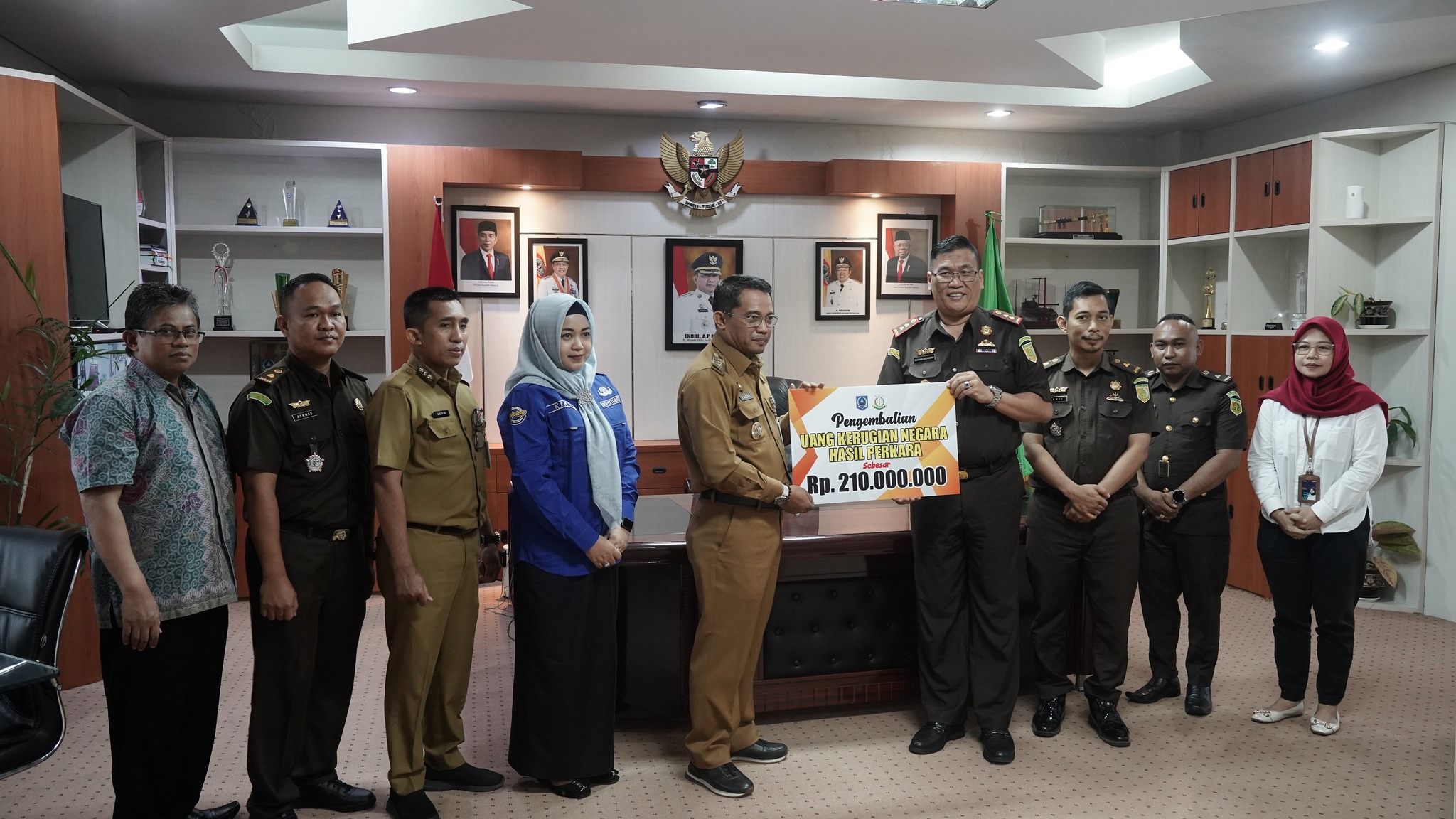 KEJAKSAAN NEGERI HSS SERAHKAN KERUGIAN KEUANGAN NEGARA KEPADA PEMKAB HSS