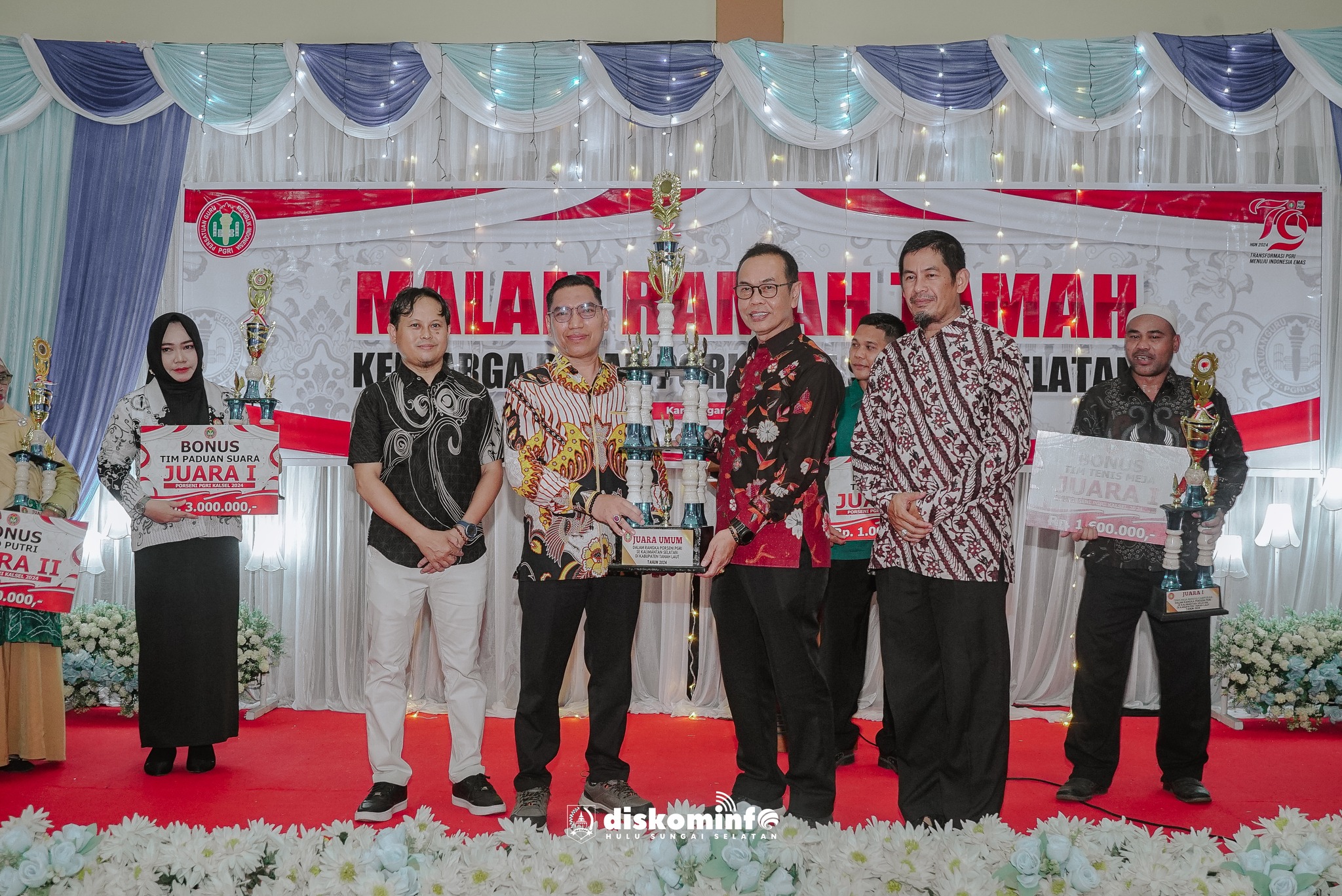 MALAM RAMAH TAMAH PGRI HSS: SEKDA KAB. HSS SERAHKAN TROFI JUARA UMUM PORSENI PROVINSI KALSEL