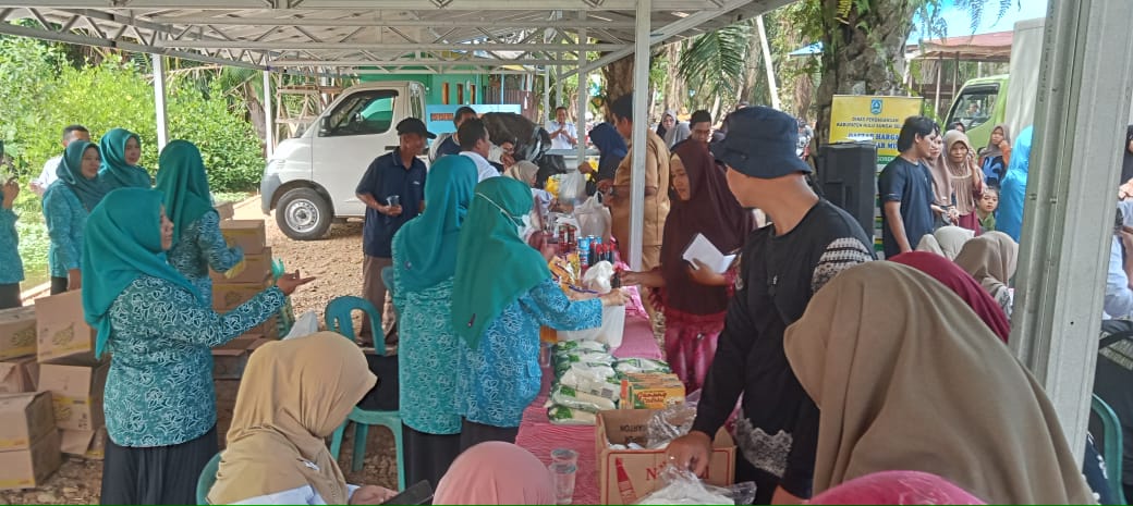 PASAR MURAH DI DESA AMAWANG KIRI, UPAYA PEMKAB HSS RINGANKAN BEBAN EKONOMI WARGA