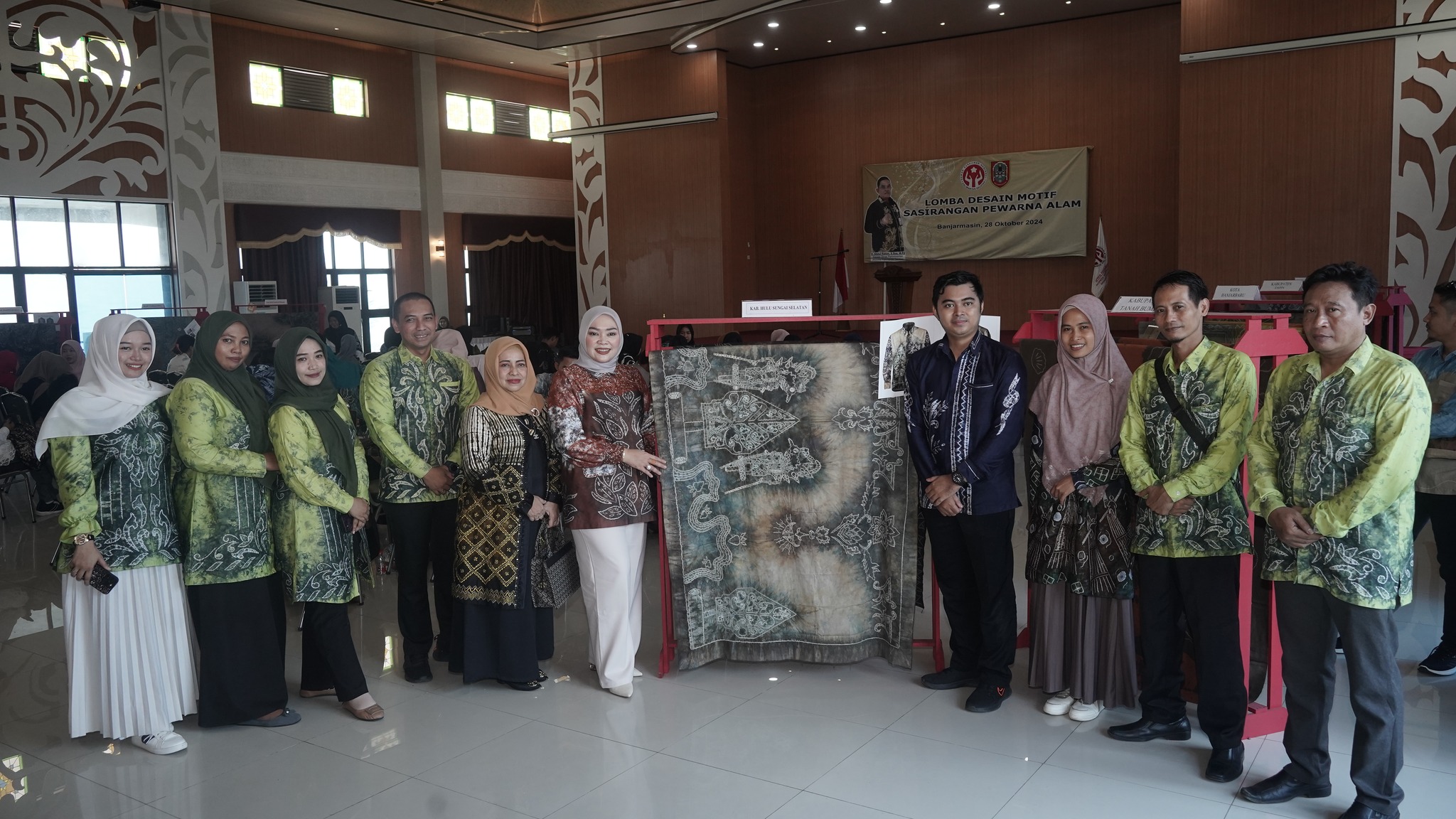DUKUNGAN BAGI PENGRAJIN SASIRANGAN DALAM LOMBA DESAIN MOTIF SASIRANGAN PEWARNA ALAM