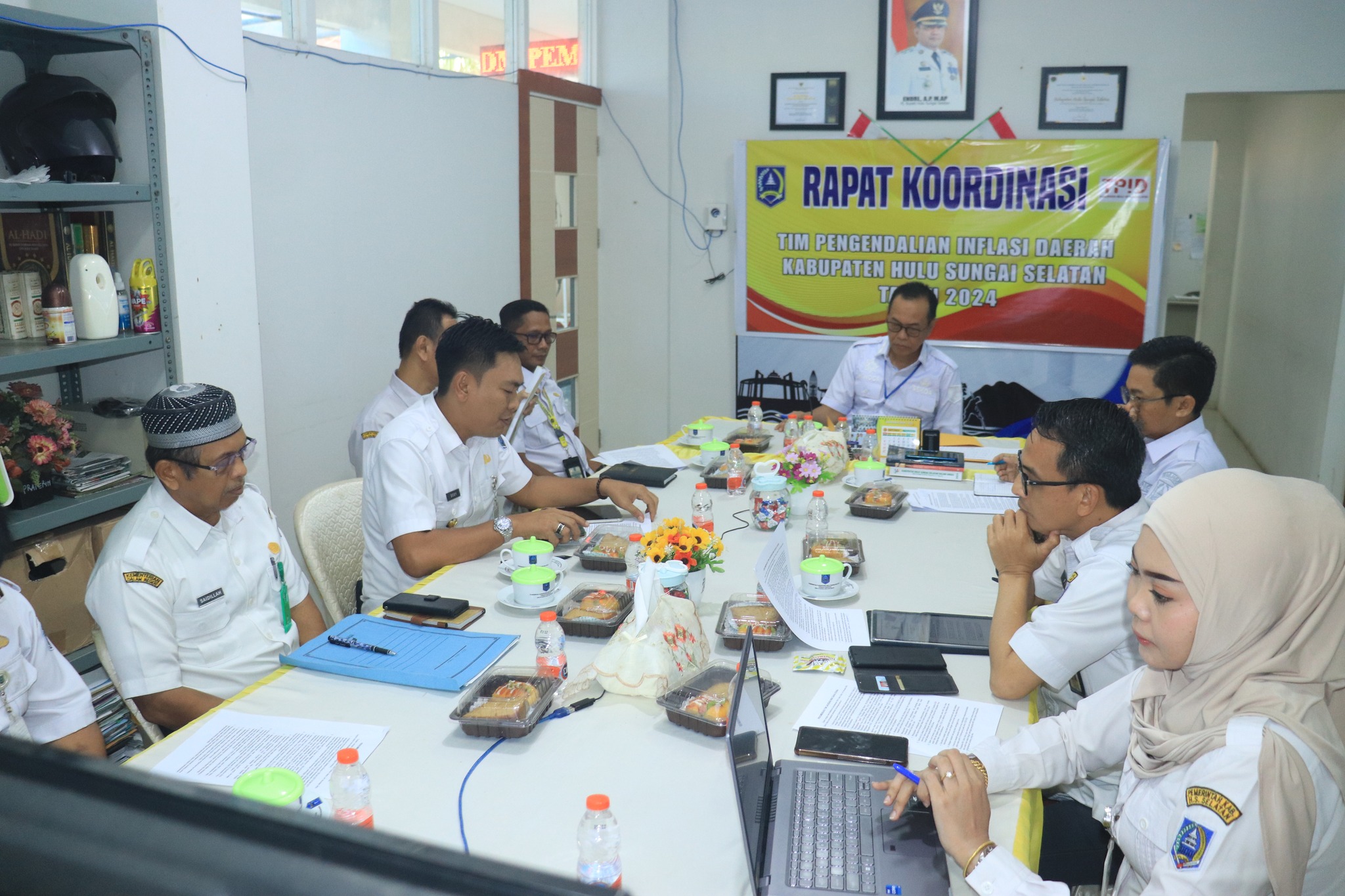 PIMPIN RAPAT TERBATAS, SEKDA TERIMA MASUKAN DARI BERBAGAI PIHAK TERKAIT LIKUIDITAS BKK DAHA UTARA