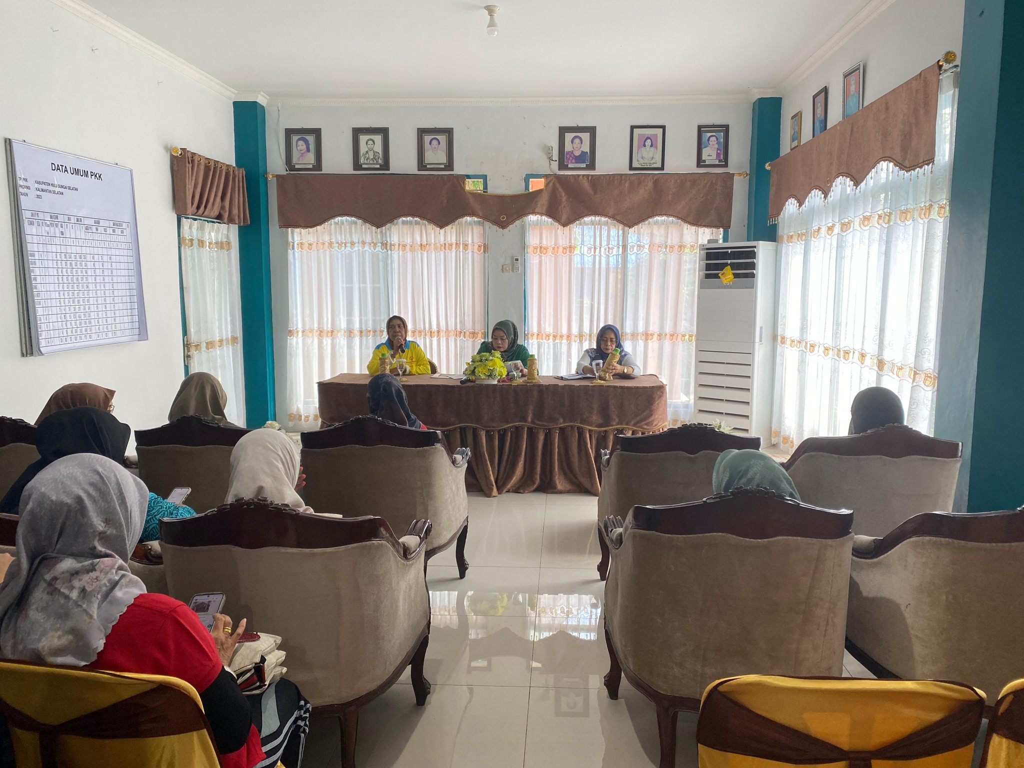 PJ KETUA TP PKK KAB HSS HADIRI RAPAT INTERNAL PKK