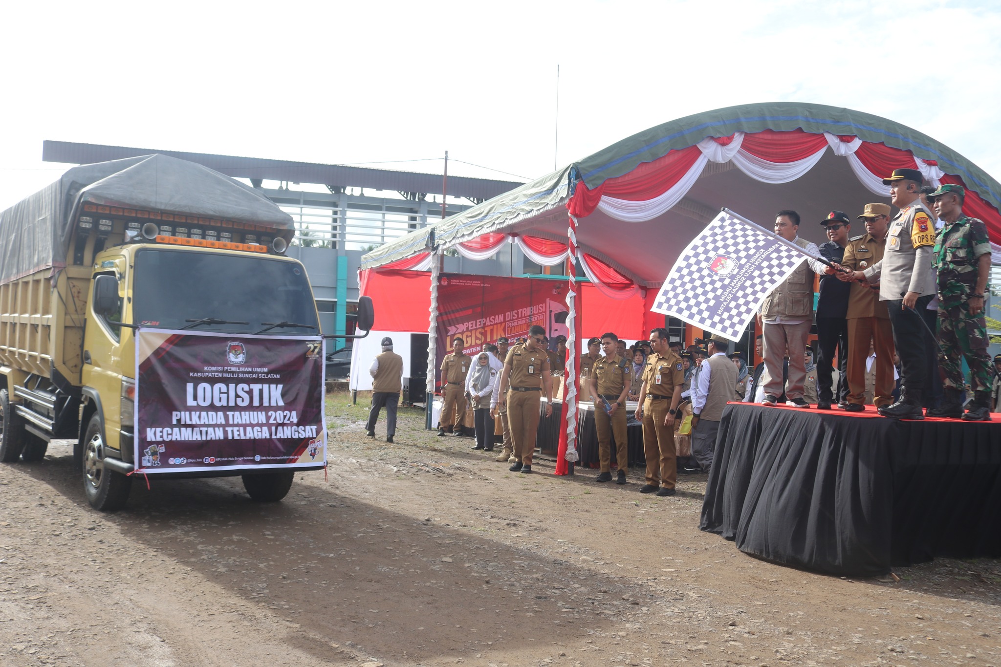 PJ BUPATI HSS LEPAS ARMADA DISTRIBUSI LOGISTIK PILKADA 2024 MENUJU 11 KECAMATAN