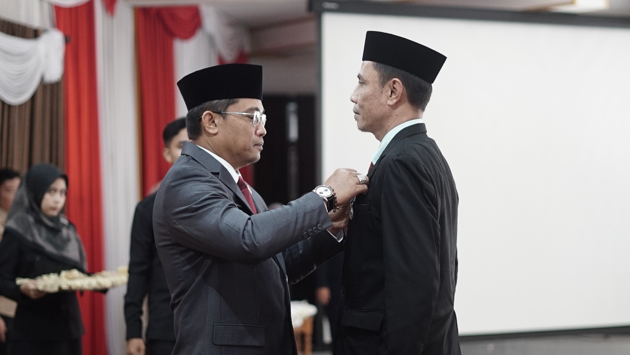 PJ BUPATI HSS SEMATKAN SATYALANCANA KEPADA 180 ASN LINGKUP PEMKAB HSS