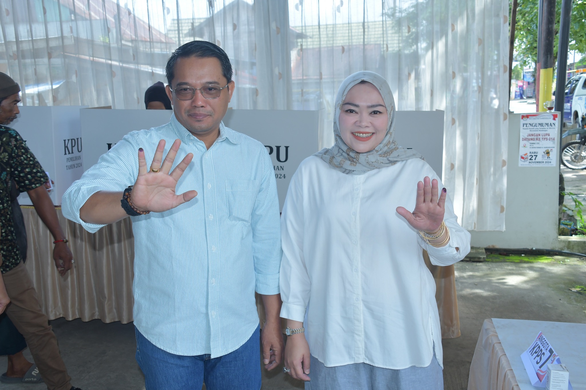 MENCOBLOS DI TPS 014 KANDANGAN KOTA, PJ. BUPATI HARAPKAN MASYARAKAT BERPARTISIPASI GUNAKAN HAK SUARA