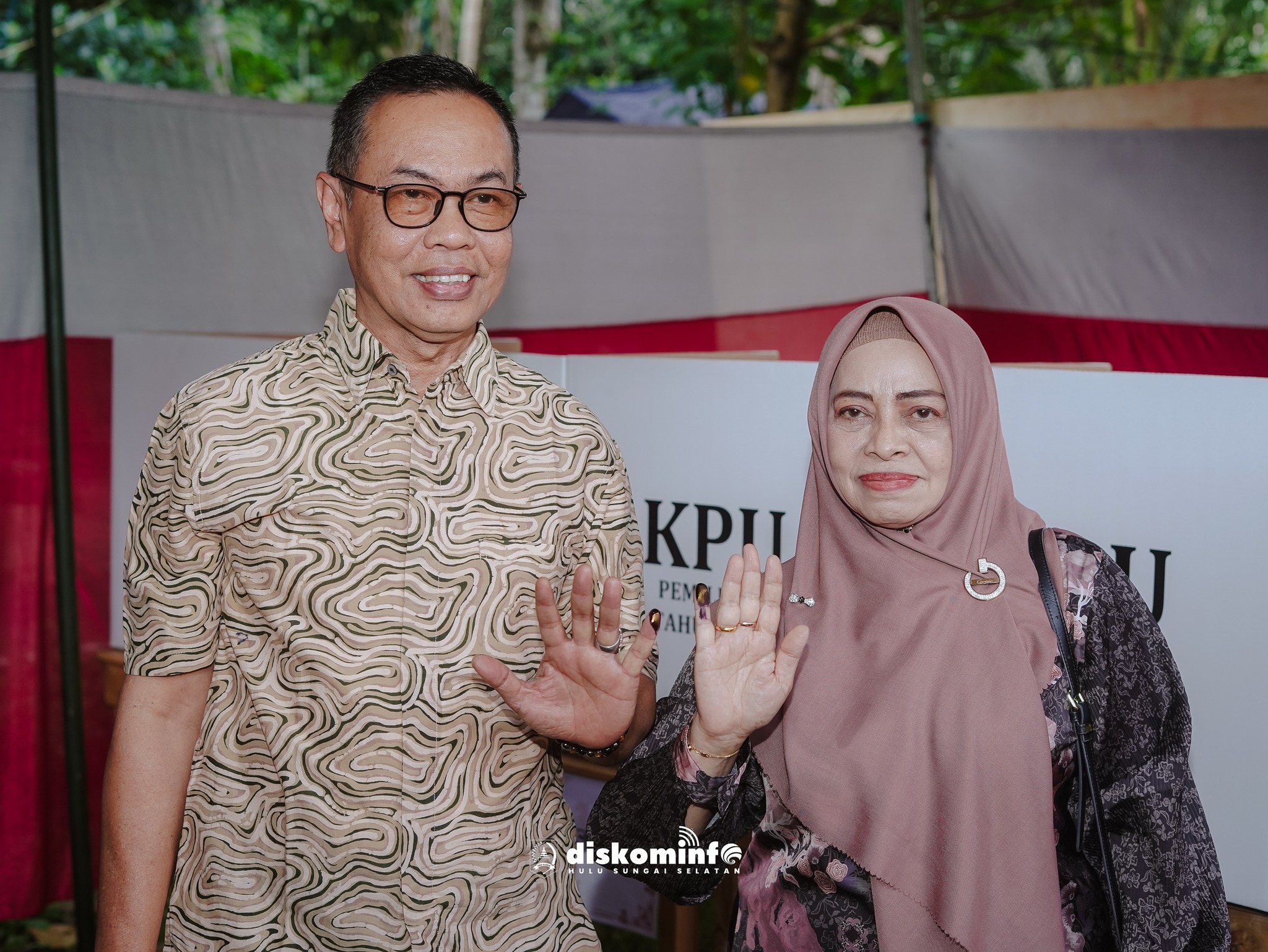 GUNAKAN HAK PILIH, SEKDA HSS HADIR DI TPS BERSAMA KETUA DWP HSS