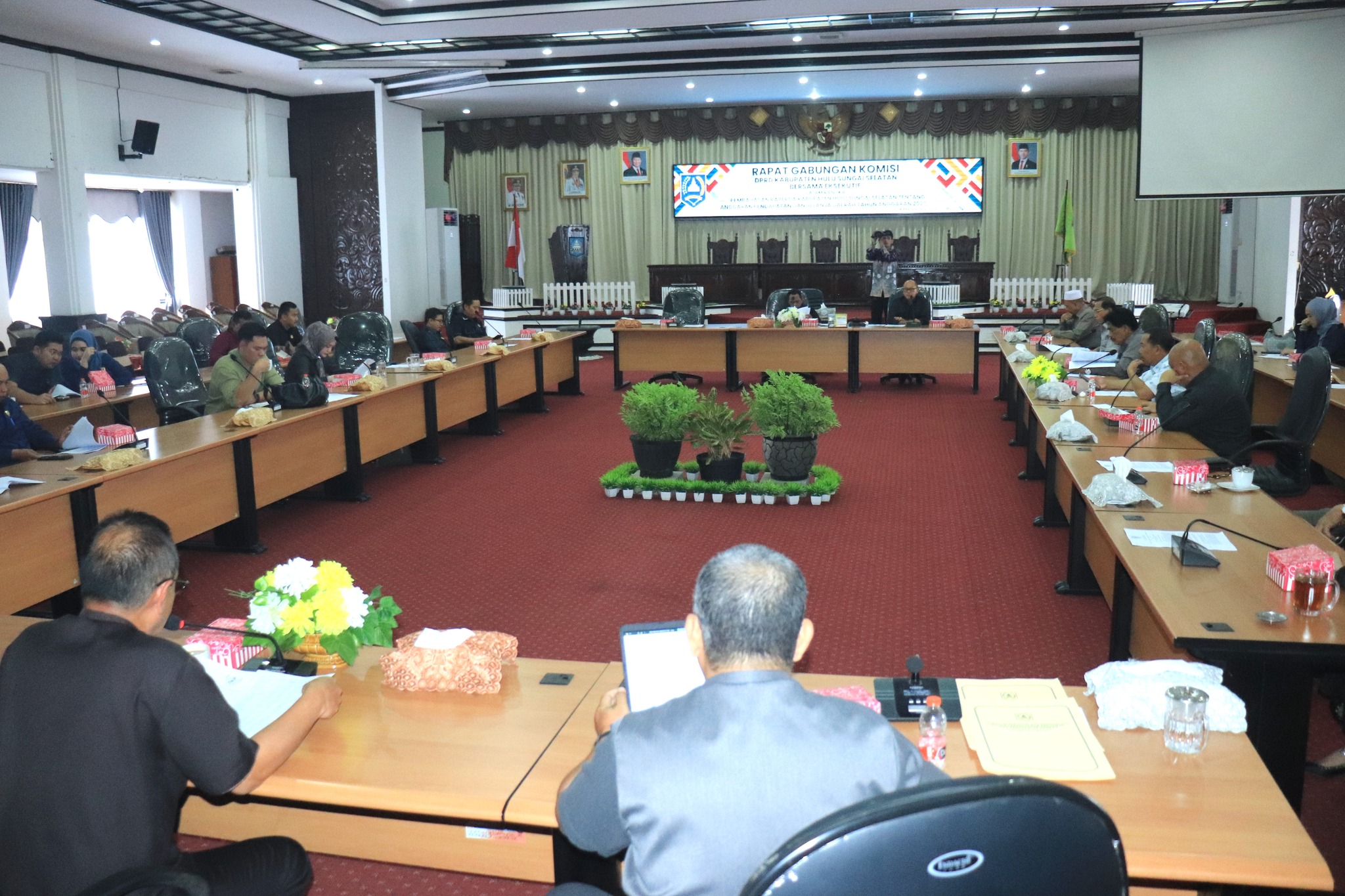 SETELAH MELALUI PEMBAHASAN YANG CUKUP PANJANG, DPRD SECARA RESMI SEPAKATI RANPERDA APBD HSS TAHUN 2025