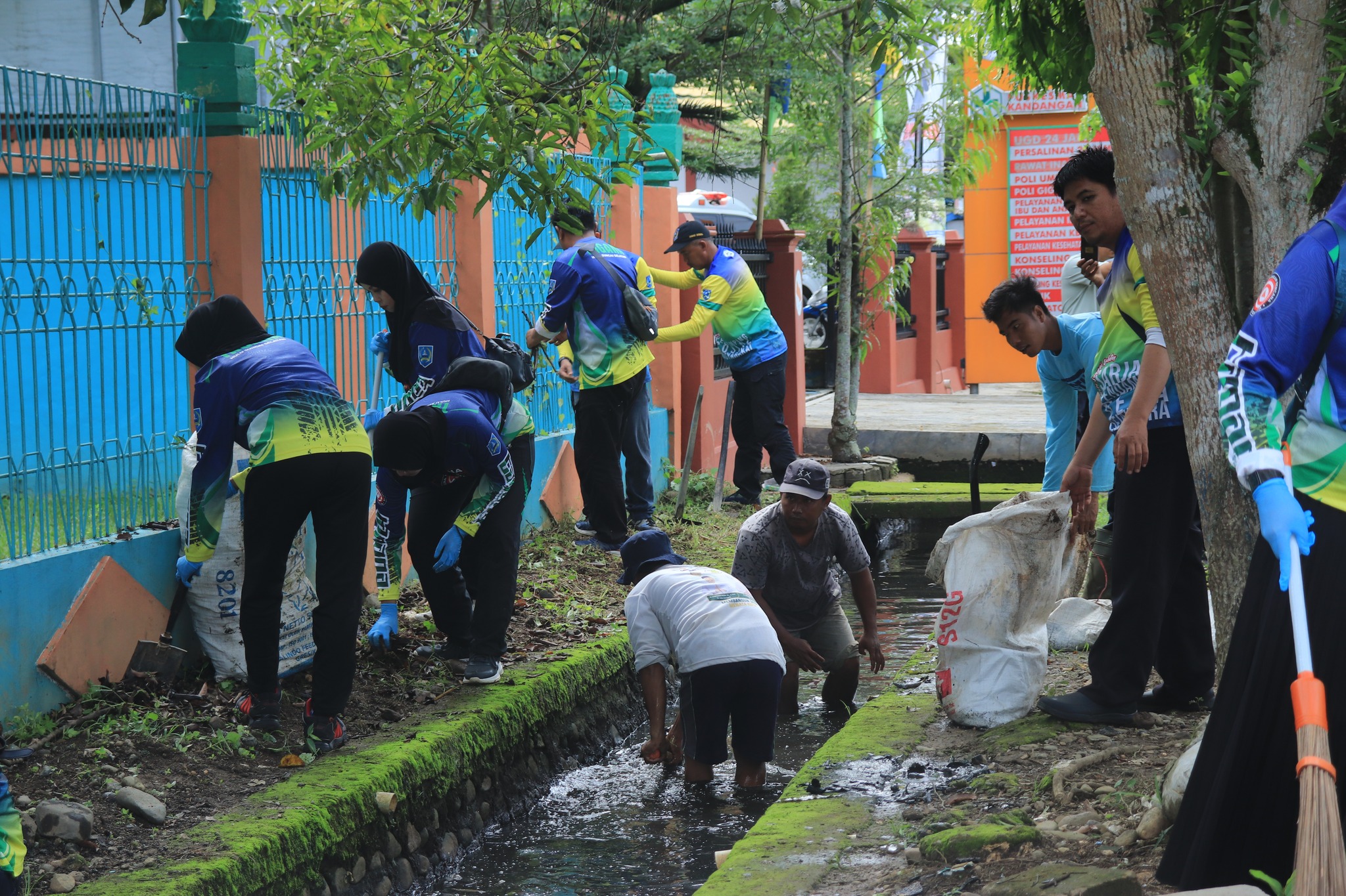 PERINGATI HKSN 2024, SELURUH POTENSI DINAS SOSIAL LAKSANAKAN KERJA BHAKTI DI LINGKUNGAN GOS ALUH IDUT