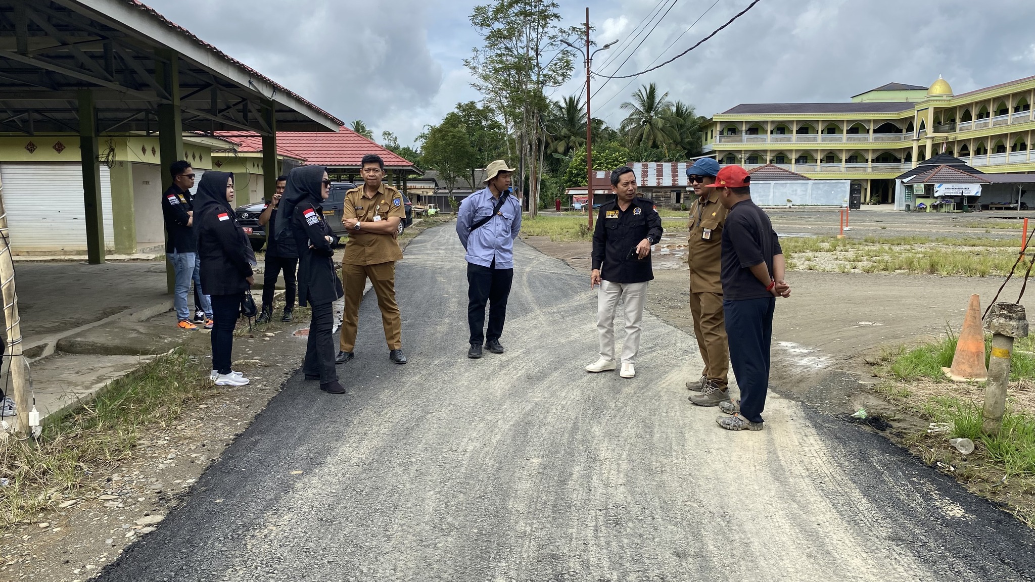 TUTUP AKHIR TAHUN 2024, KOMISI III DPRD KABUPATEN HSS PASTIKAN PROYEK PENINGKATAN RUAS JALAN TELAH RAMPUNG
