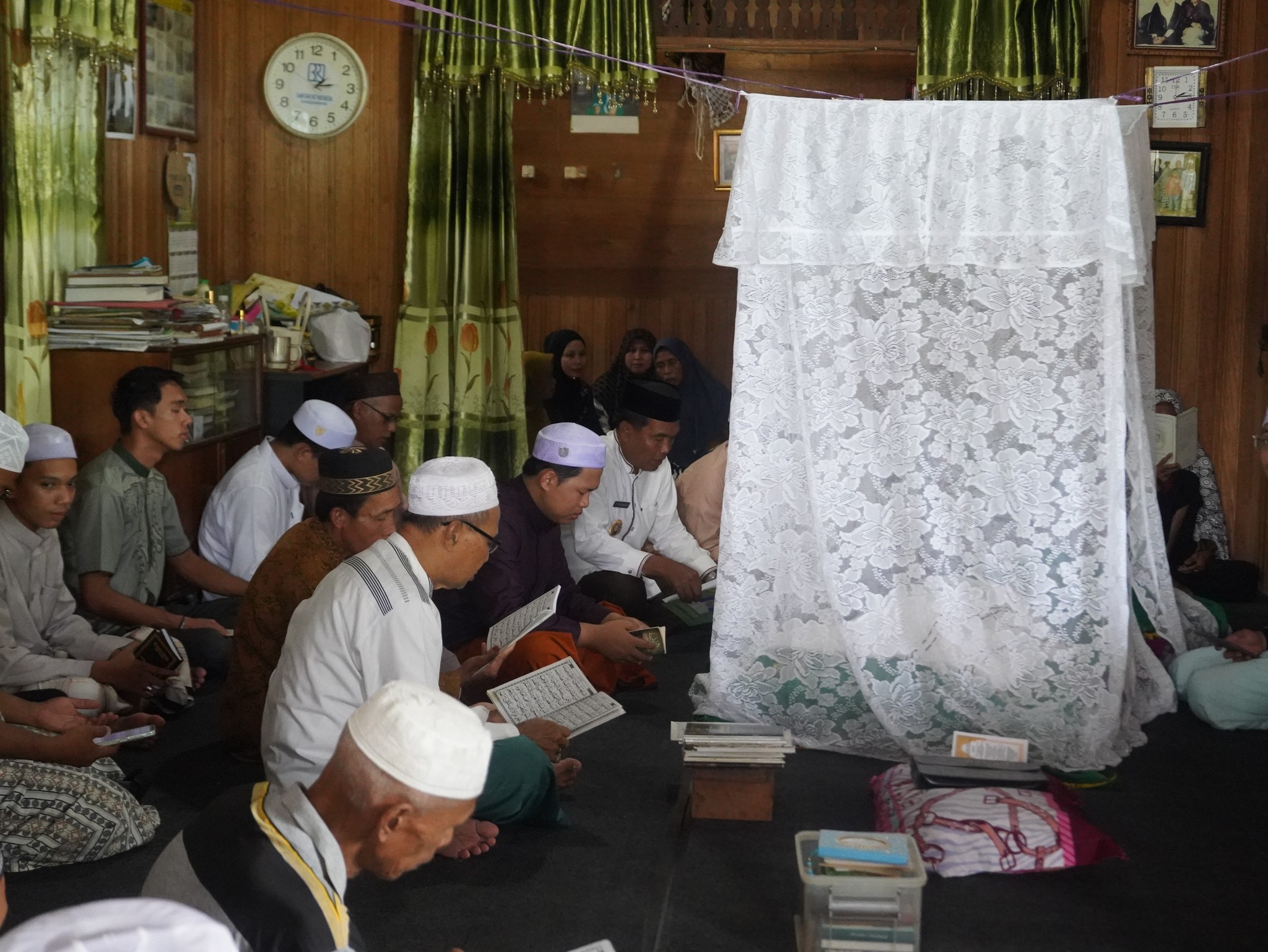 BUPATI & WAKIL BUPATI HSS BERTAKZIAH KE RUMAH DUKA ALMARHUM TUAN GURU H. MUHAMMAD MARZUKI BIN H. ISMAIL