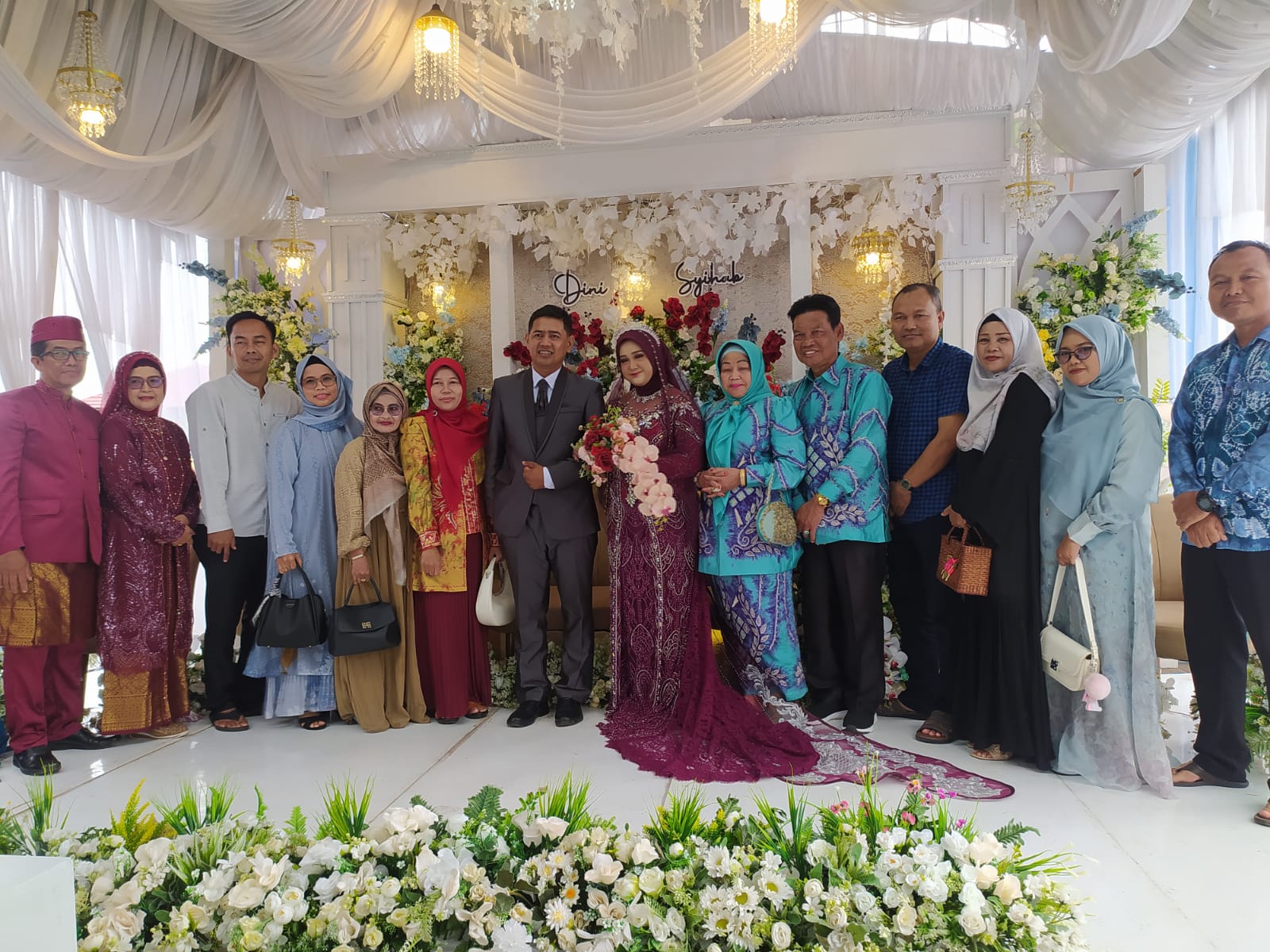 WARNA BAHAGIA DI HARI MINGGU, WABUP HSS DAN ISTRI HADIRI RESEPSI PERNIKAHAN DI BAYANAN