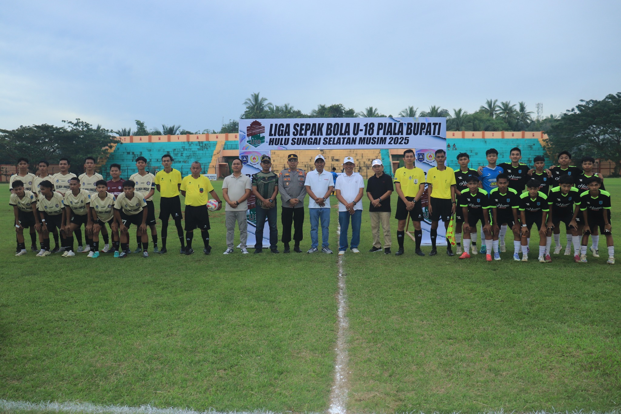LAKUKAN KICK-OFF PERDANA, H. SYAFRUDIN NOOR BUKA LIGA SEPAKBOLA U-18 PIALA BUPATI HSS CUP 2025