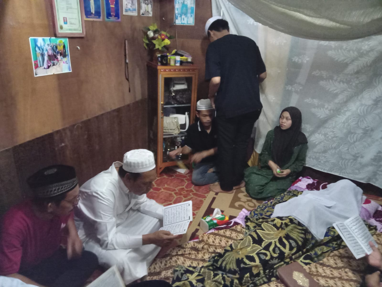 WAKIL BUPATI HSS MELAYAT KE RUMAH DUKA SALAH SATU RELAWAN REGU 22 DI DESA HABIRAU