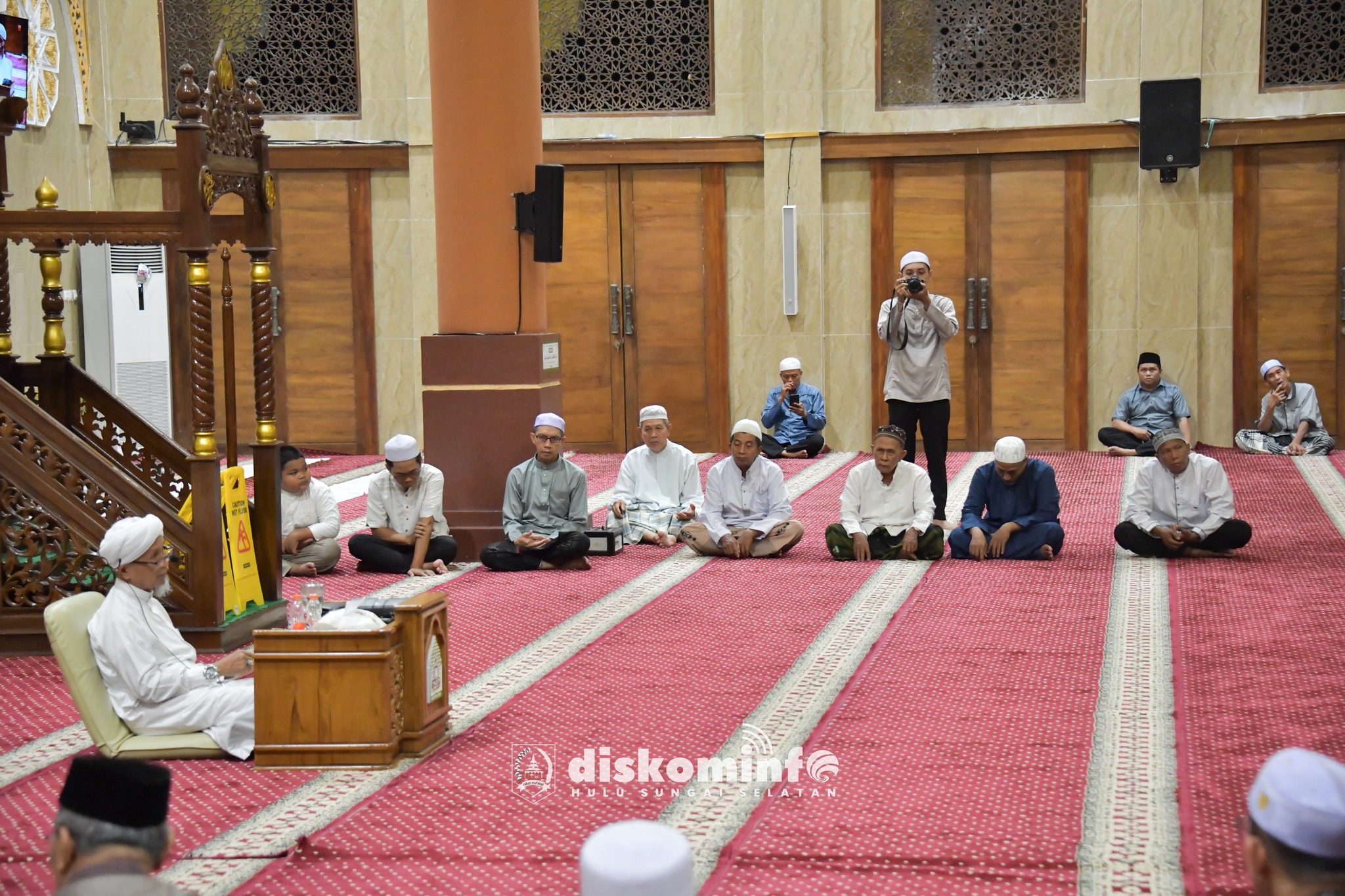 SEMARAK PENGAJIAN RUTIN MALAM SELASA: MASYARAKAT DAN PEJABAT KAB. HSS PADATI MASJID NURUL HIDAYAH