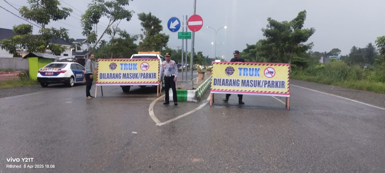DISHUB HSS PASANG SPANDUK LARANGAN TRUK PARKIR DI GANDALIKA