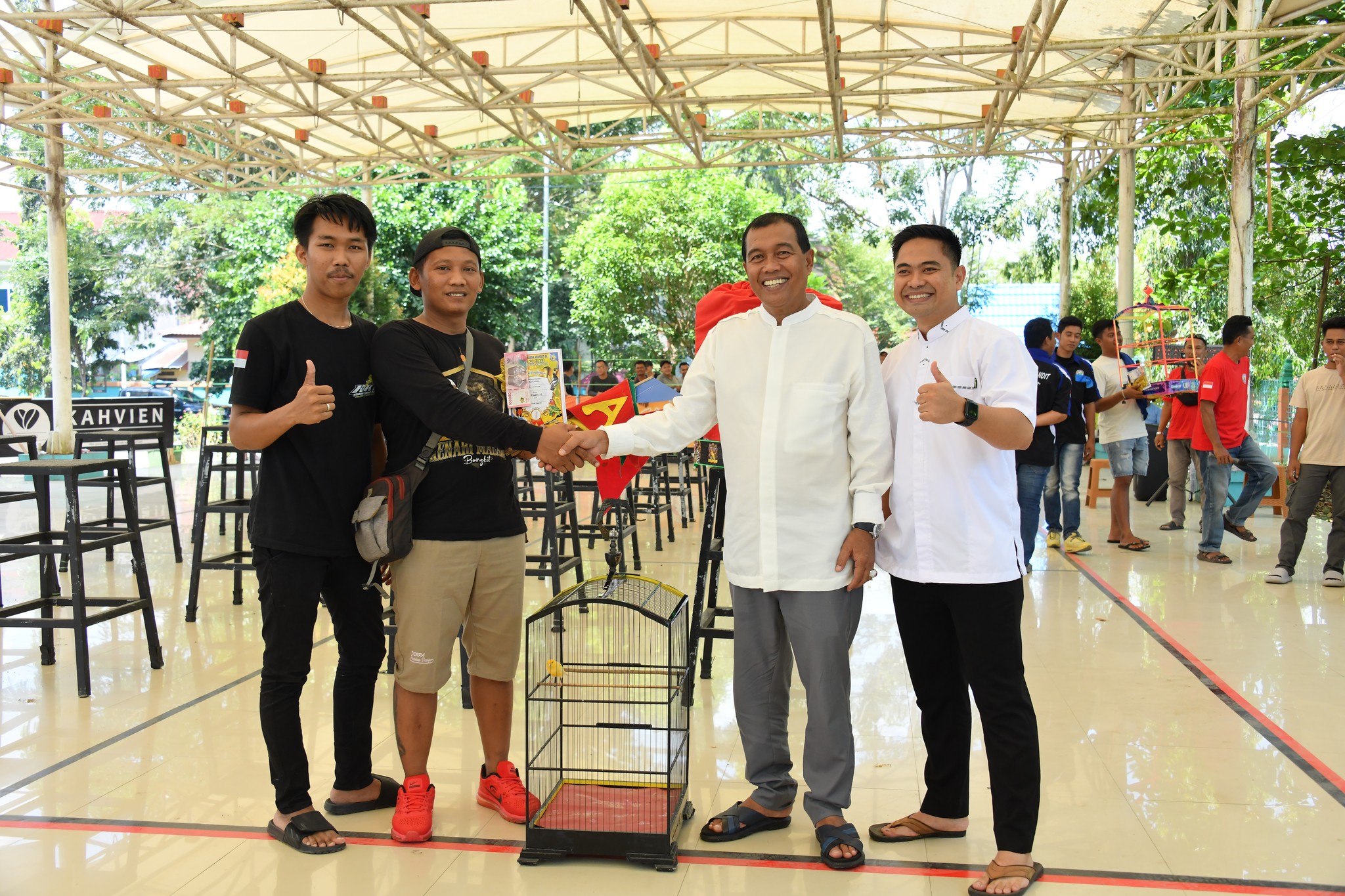 BURUNG KENARI JUARA 1 TARIK PERHATIAN BUPATI HSS DI LOMBA KICAU BURUNG