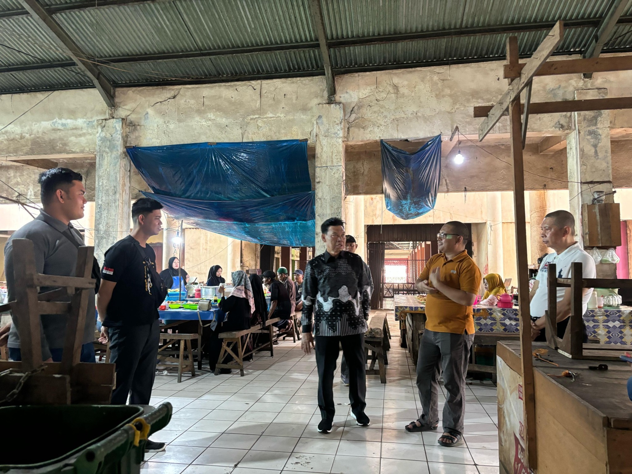 WAKIL BUPATI KUNJUNGAN KERJA KE PASAR KANDANGAN: KOMITMEN PEMKAB TINGKATKAN FASILITAS DAN KESEJAHTERAAN PEDAGANG