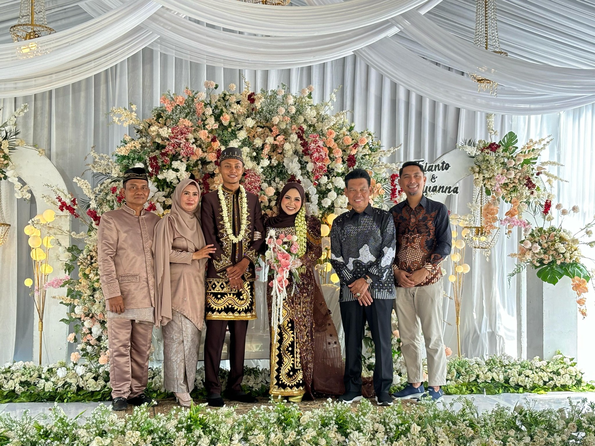 KHIDMAT DAN BAHAGIA, WABUP HSS HADIRI RESEPSI PERNIKAHAN DI PERUMNAS MUARA BANTA