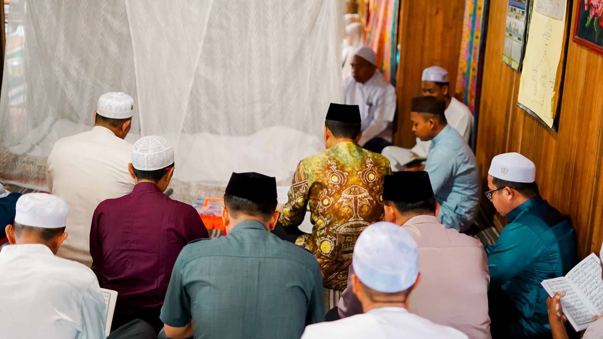 BUPATI HSS BERTAKZIAH KE RUMAH DUKA TUAN GURU H. MUHAMMAD AINI (GURU TUHA)