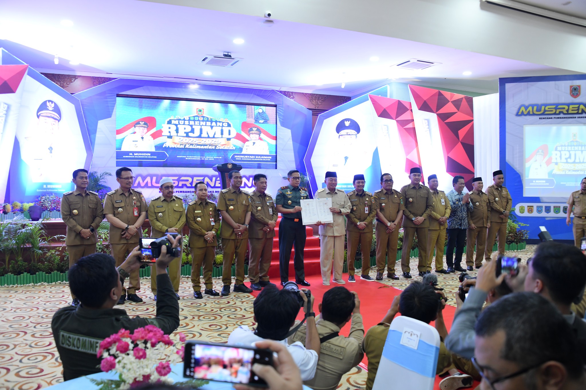 BUPATI HULU SUNGAI SELATAN DAN WAKIL BUPATI HSS HADIRI MUSRENBANG RPJMD PROVINSI KALIMANTAN SELATAN 2025-2029