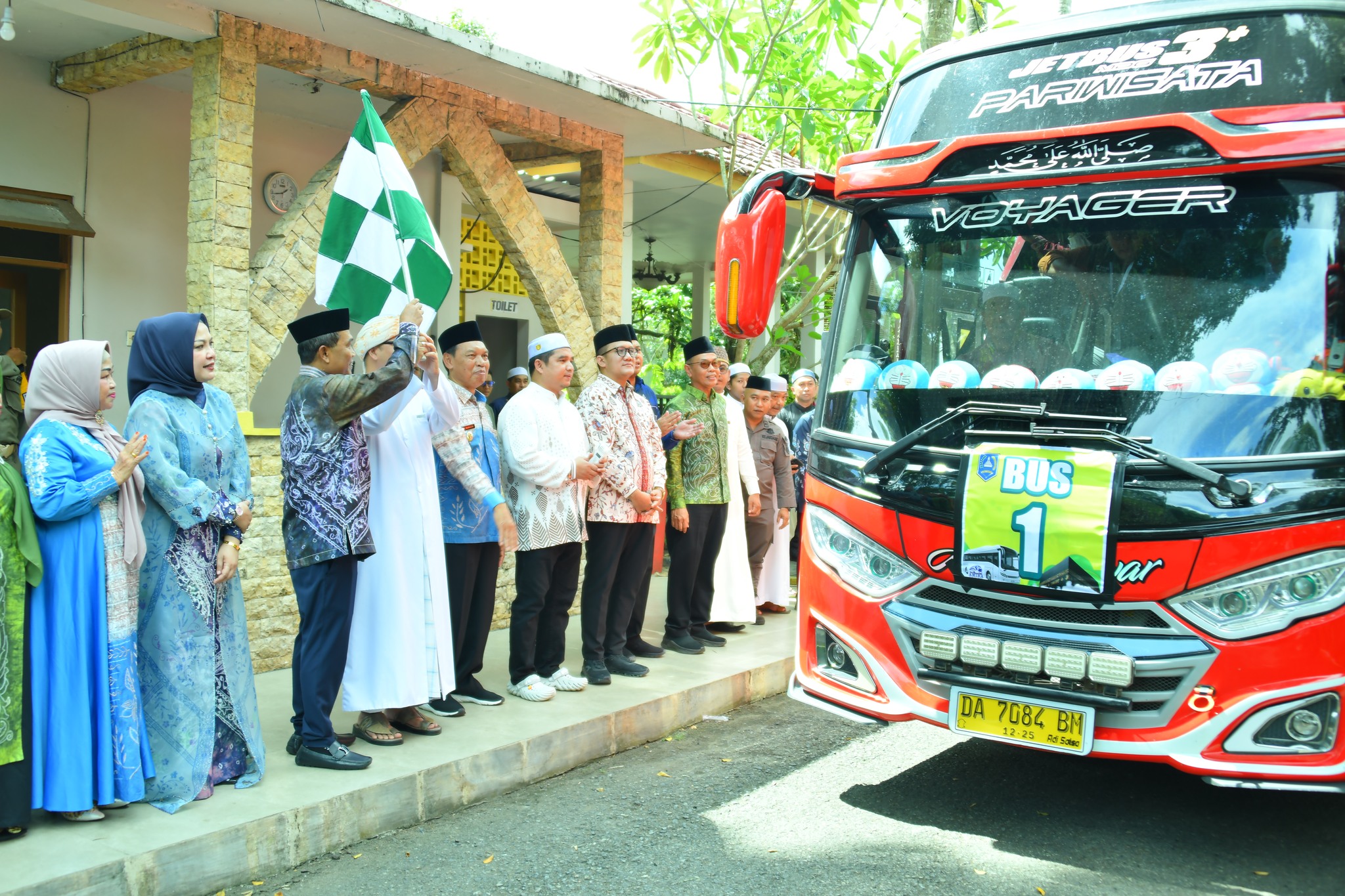 BUPATI HSS LEPAS 296 JEMAAH CALON HAJI: DOA DAN HARAPAN MENGIRINGI PERJALANAN KE TANAH SUCI