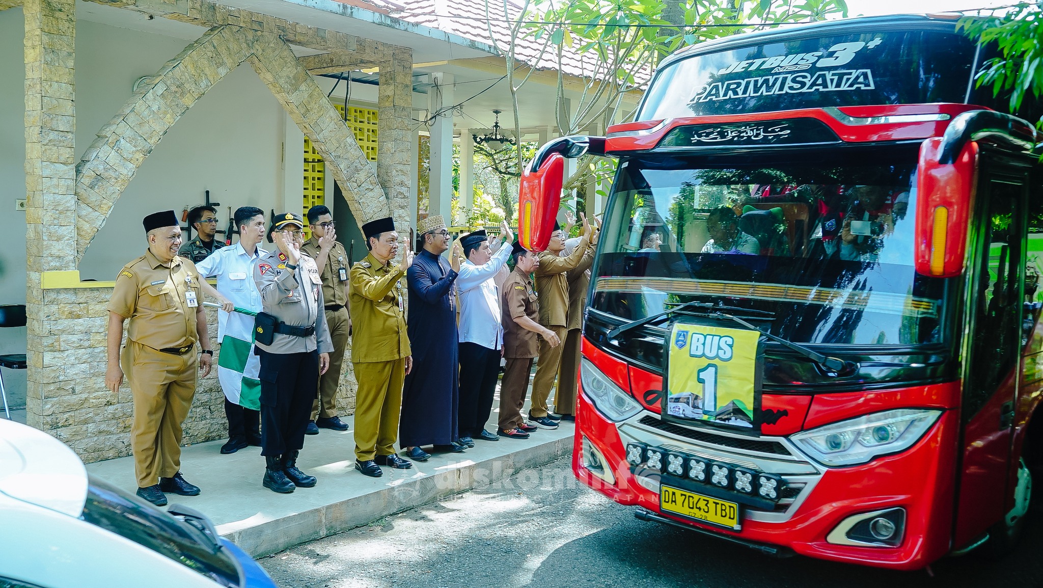 PELEPASAN KHIDMAT CALON JEMAAH HAJI KLOTER 12: WABUP HSS H. SURIANI LEPAS 81 JEMAAH MENUJU TANAH SUCI
