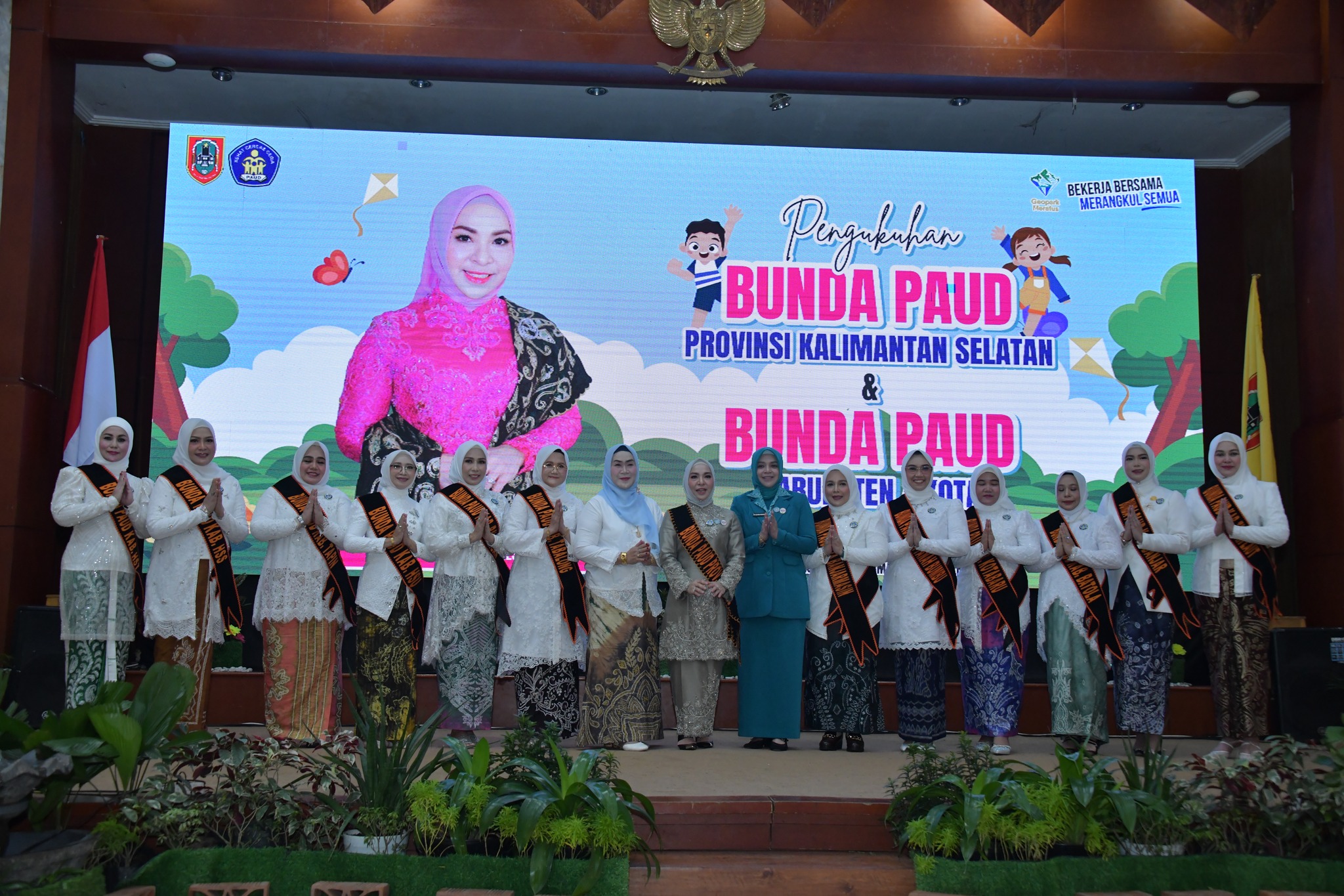 HJ. TATA SYAFRUDIN NOOR RESMI DIKUKUHKAN SEBAGAI BUNDA PAUD HSS, SIAP DEDIKASIKAN DIRI UNTUK PENDIDIKAN ANAK USIA DINI.