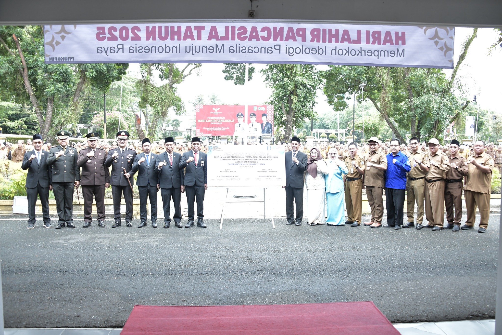 USAI UPACARA PERINGATAN PANCASILA, BUPATI HSS TEKEN DEKLARASI DUKUNGAN UNUTK PERPISAHAN DAN PENGUKUHAN PESERTA DIDIK BERNUASA KEKELUARAGAAN