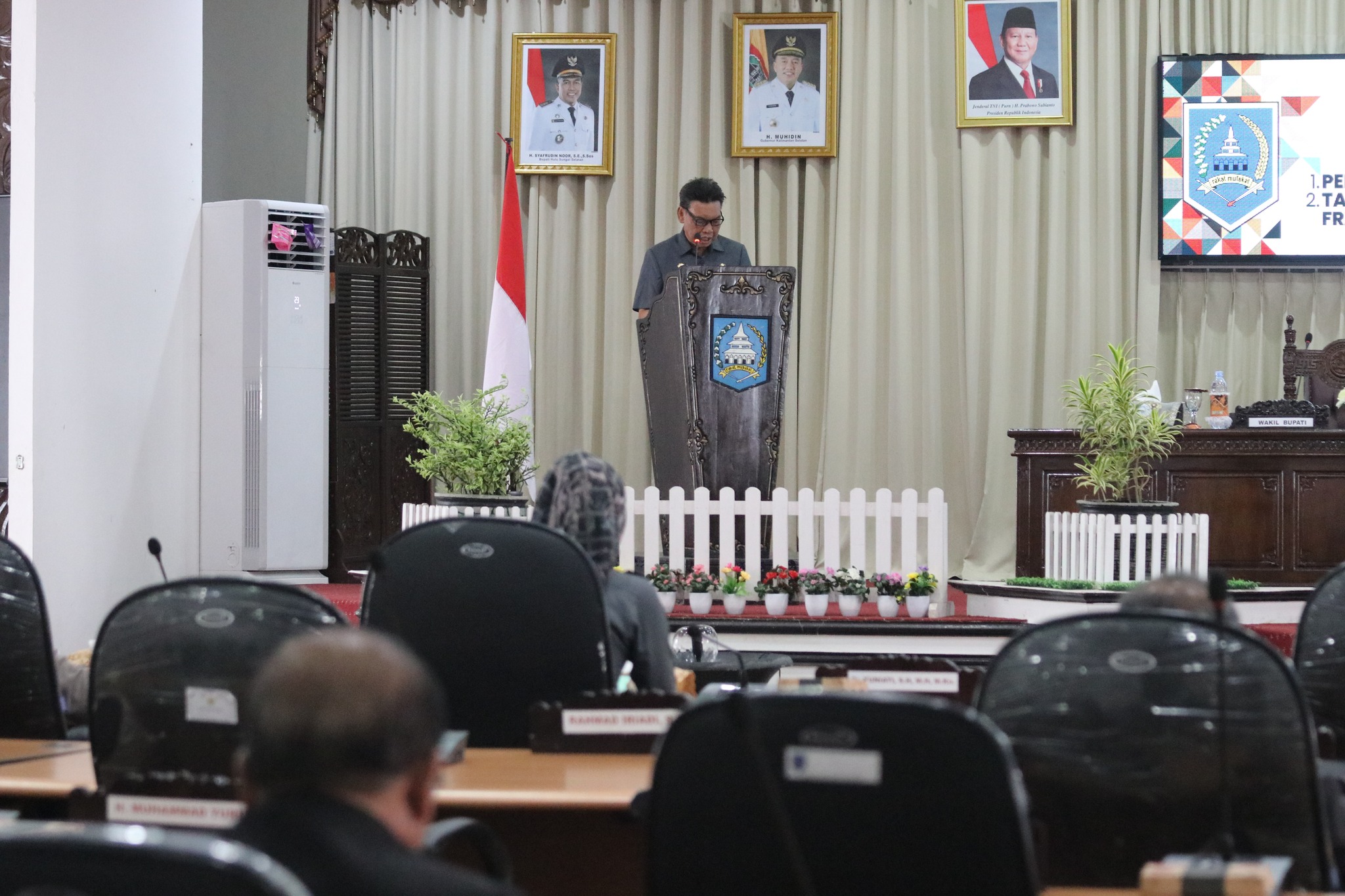 WAKIL BUPATI HSS HADIRI RAPAT PARIPURNA DPRD TERKAIT TANGGAPAN EKSEKUTIF ATAS RANPERDA PERTANGGUNGJAWABAN PELAKSANAAN APBD 2024