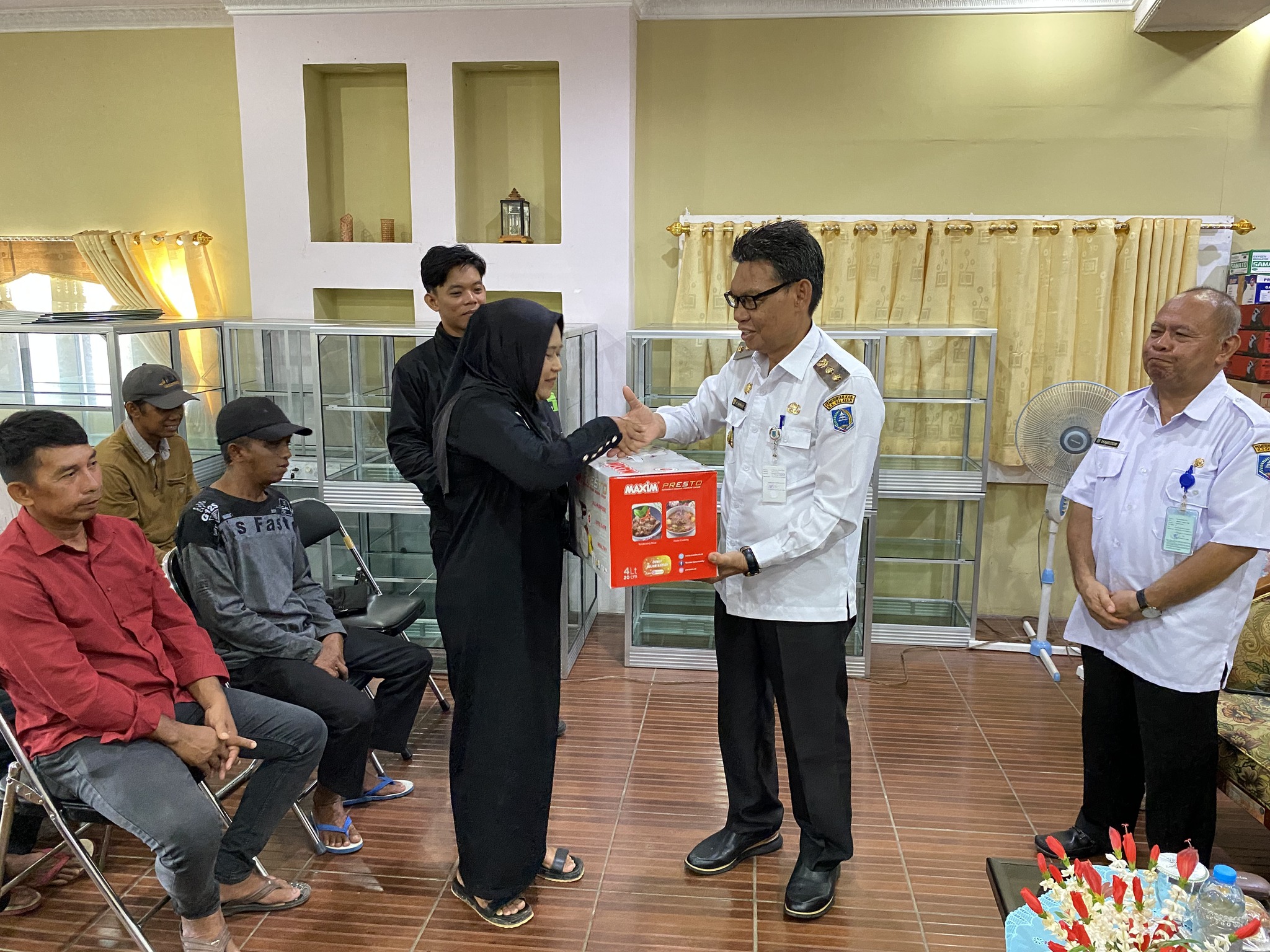 WAKIL BUPATI HULU SUNGAI SELATAN SERAHKAN BANTUAN ALAT KEPADA PELAKU UMKM USAHA EKONOMI PRODUKTIF TAHUN 2025