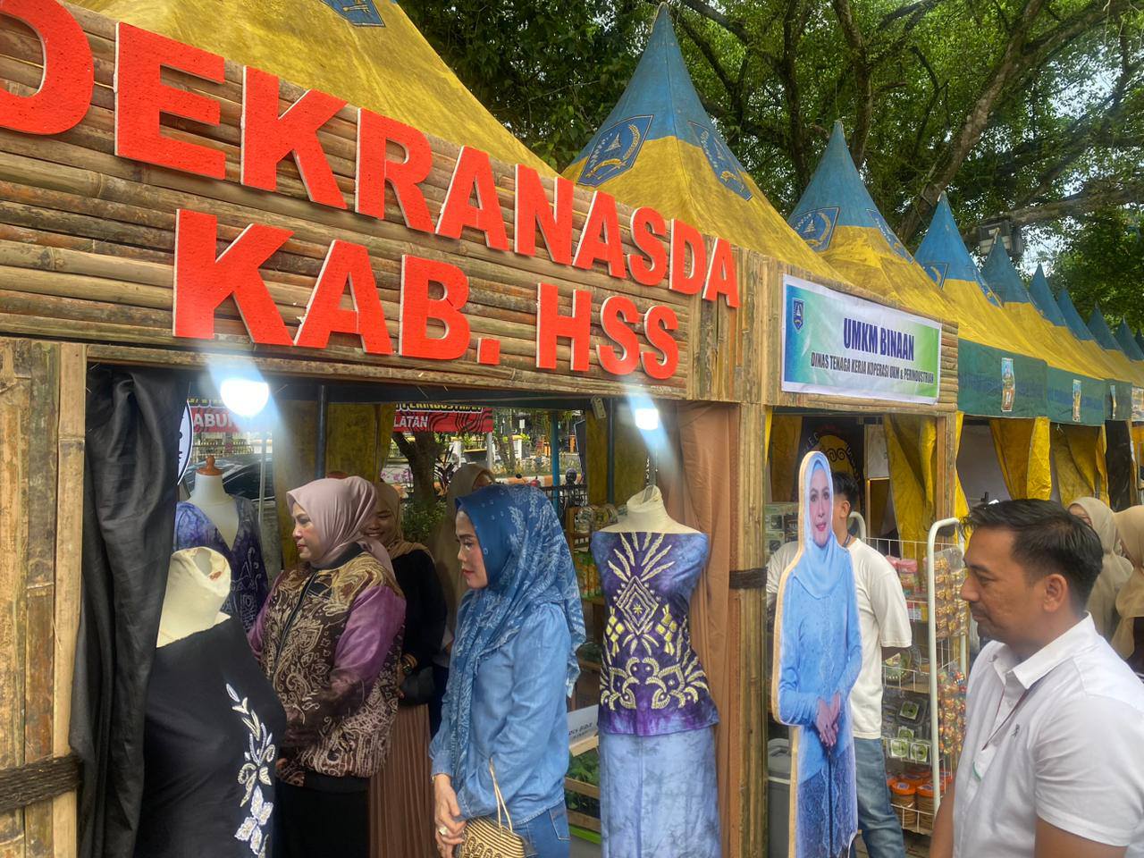 KETUA TP PKK HSS TINJAU LANGSUNG BAZAR UMKM DAN EKRAF DALAM RANGKA FESTIVAL BAMBOO RAFTING 2025