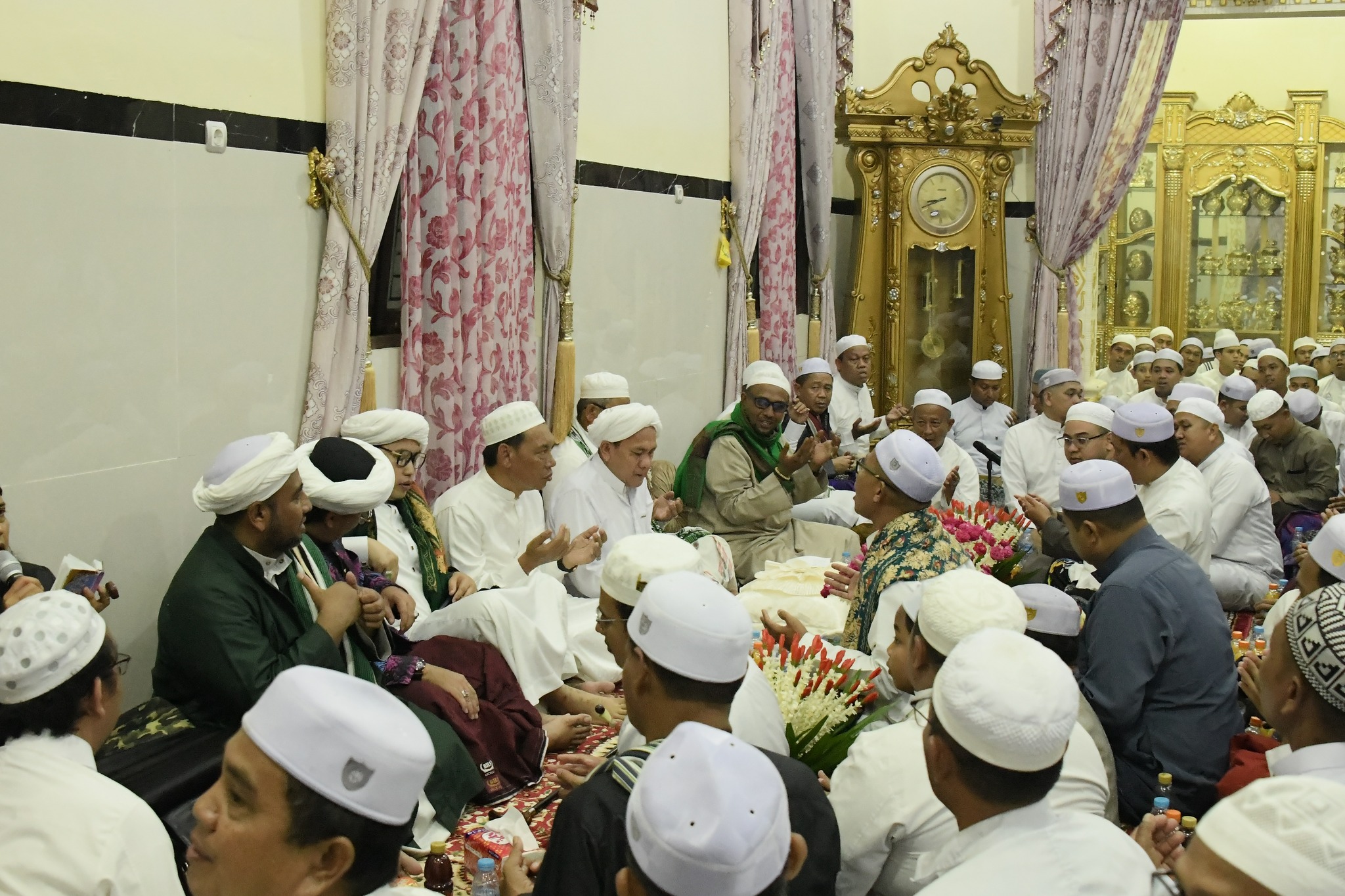 WAKIL BUPATI HSS HADIRI HAUL KE-8 H. JARMANSYAH BIN H. TAMIN DI DESA PAHARANGAN