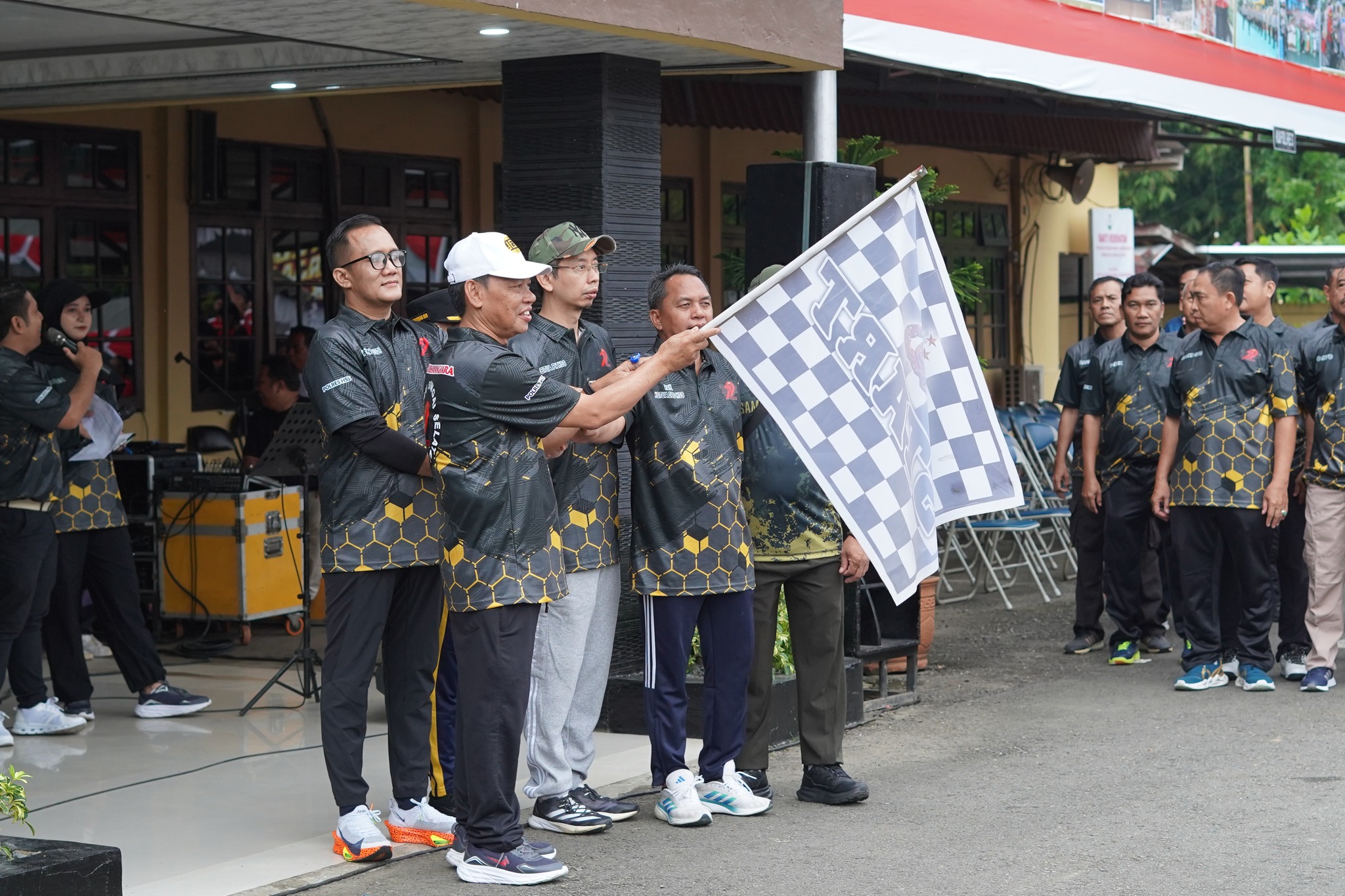 WAKIL BUPATI HSS MENGIKUTI OLAHRAGA BERSAMA MERIAHKAN HARI BHAYANGKARA KE-79 DI KABUPATEN HULU SUNGAI SELATAN