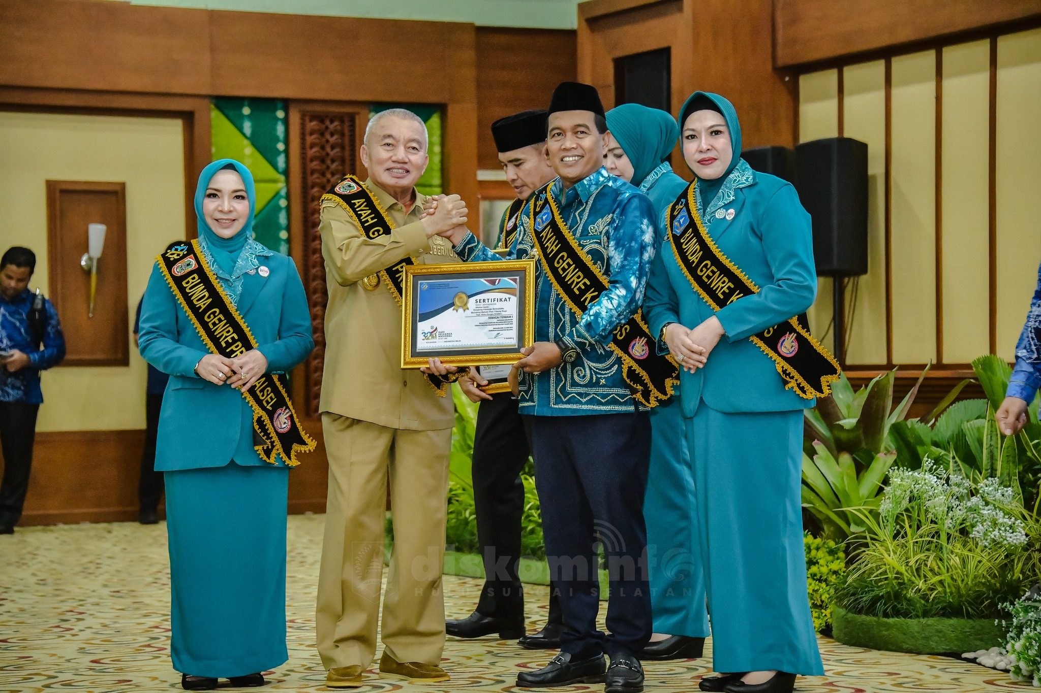 KAMPUNG KELUARGA BERKUALITAS BAUNTUNG BATUAH RAIH TERBAIK I TINGKAT KALSEL, BUPATI HSS TERIMA PENGHARGAAN SAAT PUNCAK HARGANAS TK PROV. KALSEL