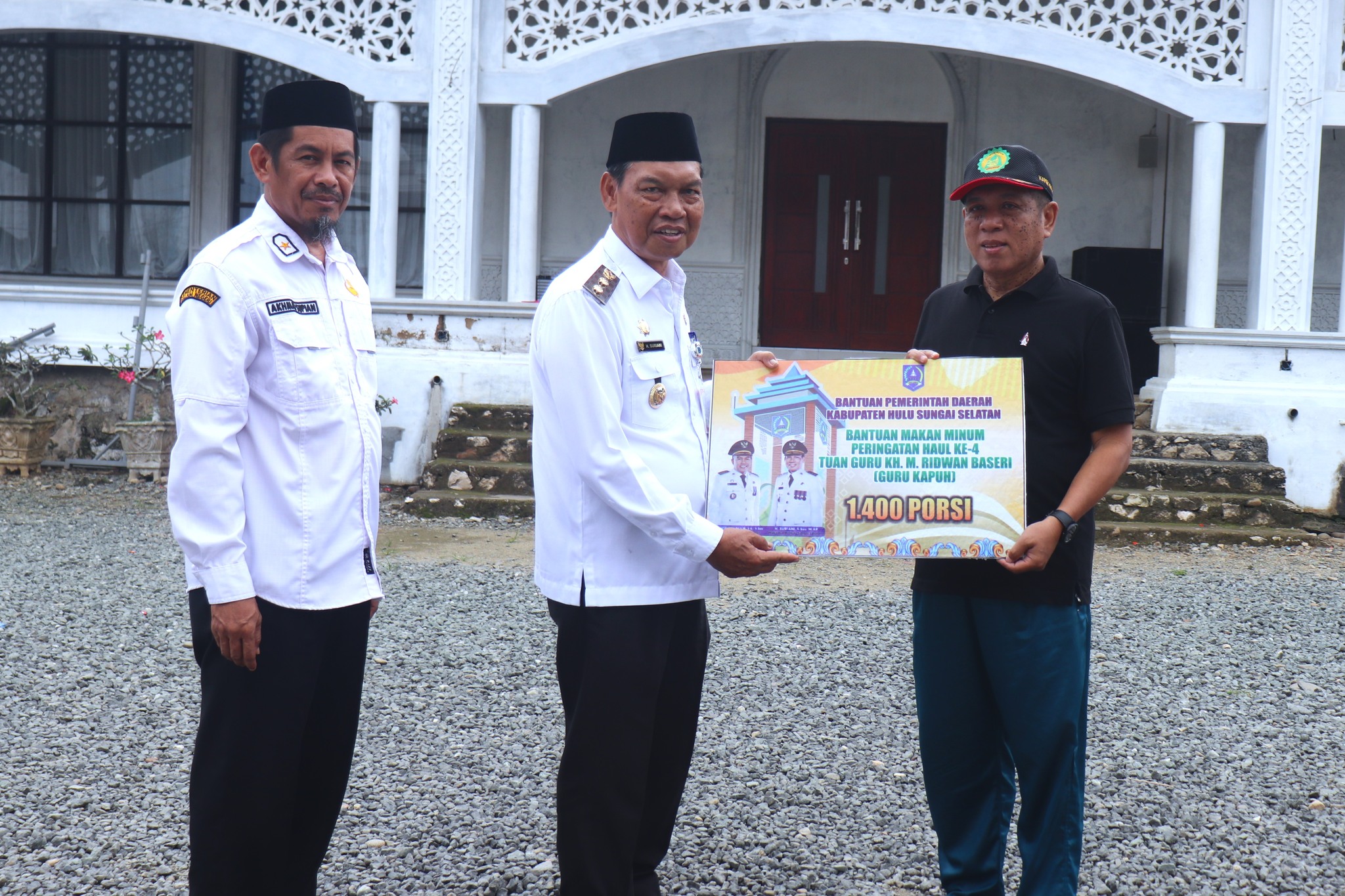 TINJAU PERSIAPAN HAUL KE-4 GURU KAPUH, WABUP SERAHKAN BANTUAN PEMKAB HSS