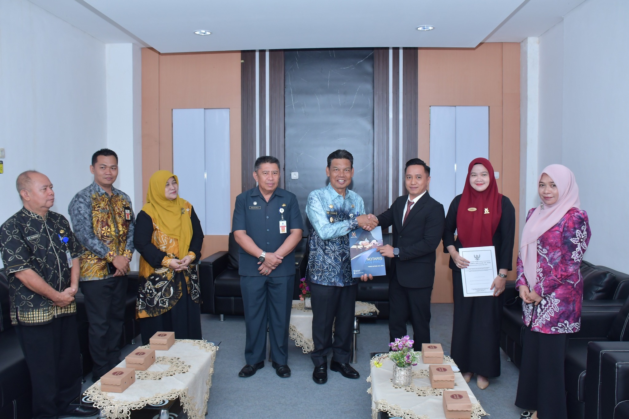 WAKIL BUPATI HSS TERIMA SK PENGESAHAN BADAN HUKUM KOPERASI MERAH PUTIH DESA/KELURAHAN