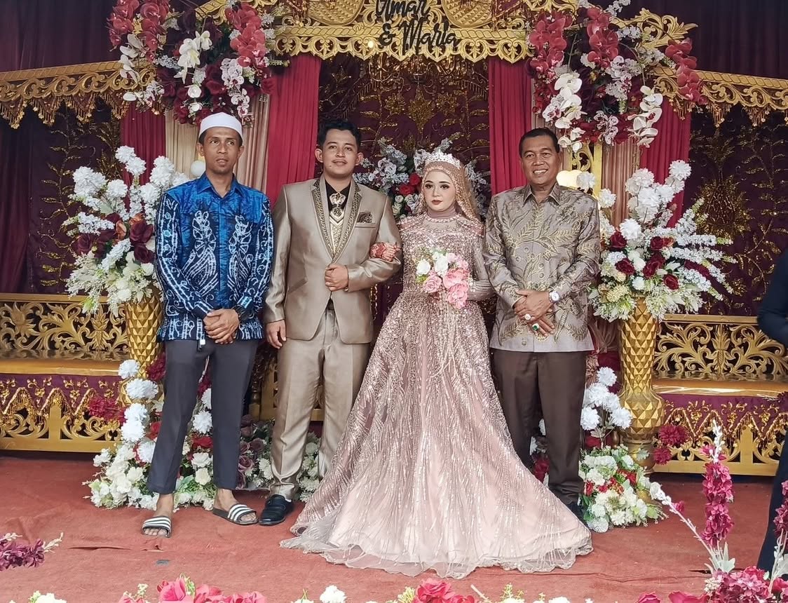 BUPATI HSS HADIRI RESEPSI PERNIKAHAN OMAR & MARIA DI SUNGAI RAYA: DOAKAN KEBAHAGIAAN UNTUK KEDUA MEMPELAI