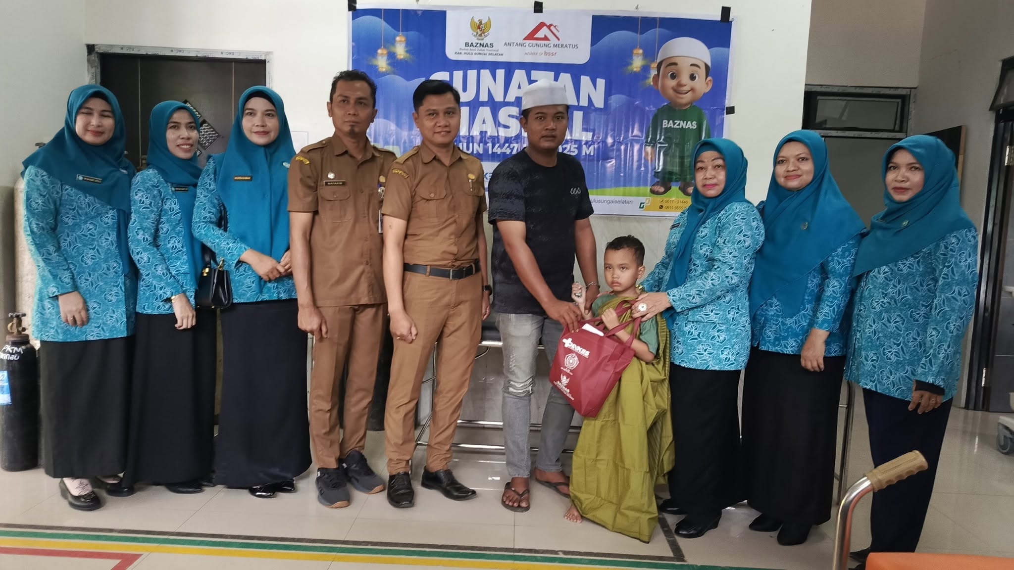 WAKIL KETUA TP PKK HSS BERI SEMANGAT PESERTA SUNATAN MASSAL DI DUA PUSKESMAS YANG ADA DI KECAMATAN SIMPUR