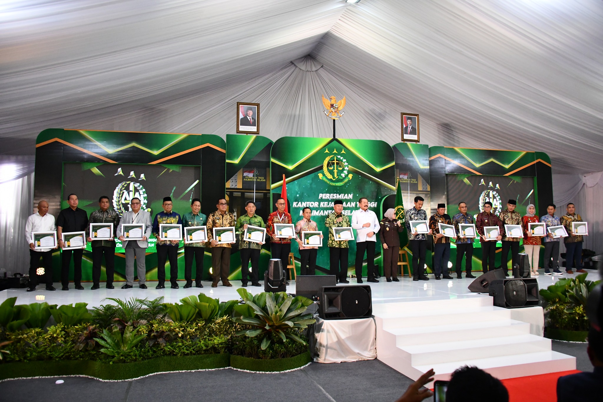 SEKDA HSS HADIRI PERESMIAN KANTOR KEJATI KALSEL, TERIMA PENGHARGAAN ATAS DUKUNGAN PEMBANGUNAN